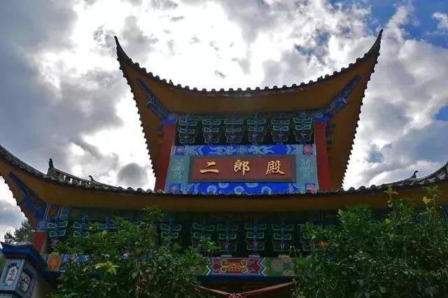 瑞光寺始建于明朝崇祯七年,属云南省级文物保护单位,相传寺中正殿下埋