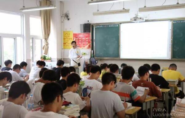 右臂缠着绷带给学生上课!皖西中学这位女老师,你认识吗?