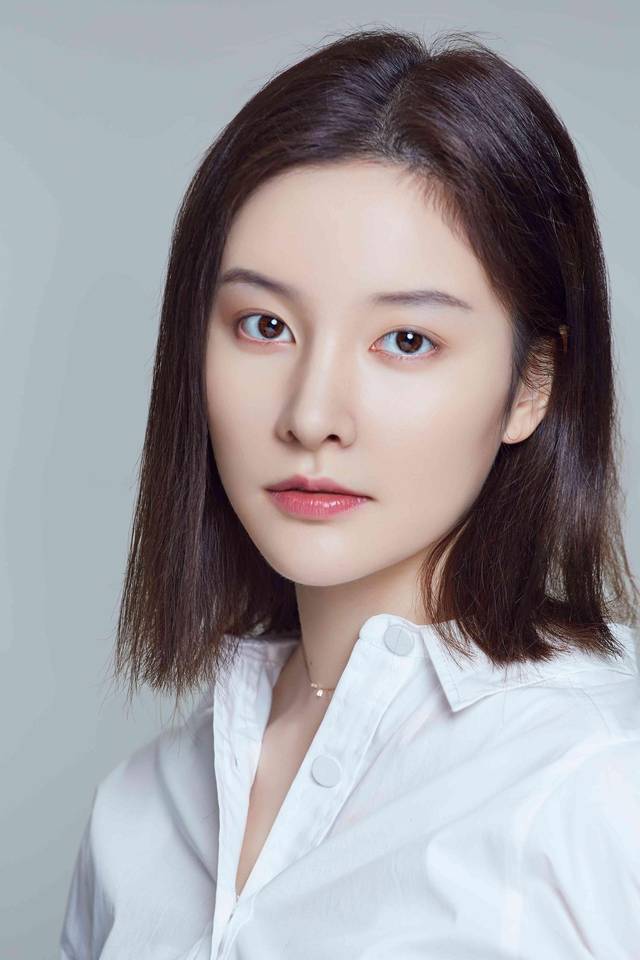 女演员崔心心简约清新性感写真