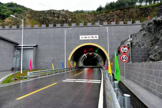 视频!全州最长公路隧道——越西小相岭隧道通车,天幕彩屏美翻了!