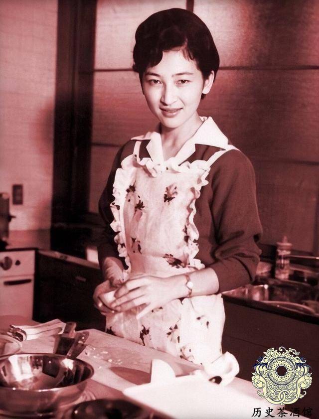一组日本皇后老照片:美智子年轻时很漂亮,气质优雅迷人