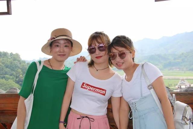 此时此刻,艳阳,帅哥,美女构成了一副绝美的图画.