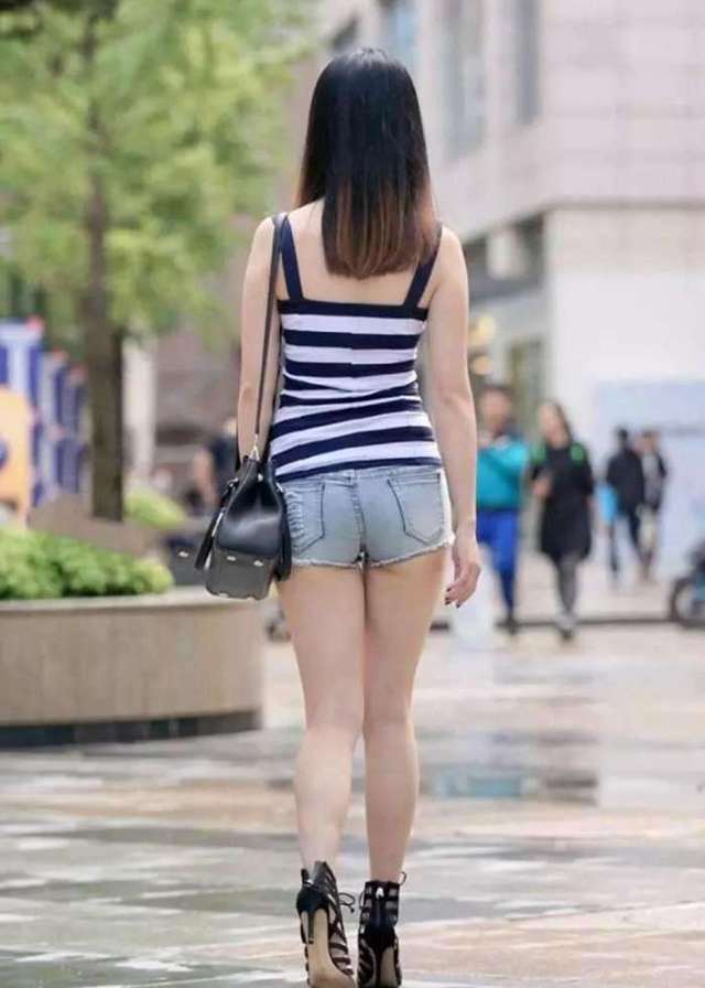 街拍一位穿时尚丰臀短裤的小姐姐, 白嫩的大长腿很迷人!