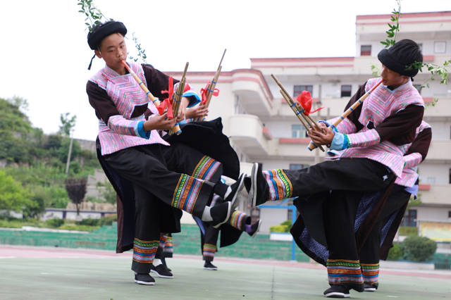 该乡的斗鸡舞是贵州省级非遗项目,学校邀请当地斗鸡舞艺人为学生教授