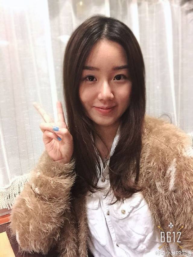 孟非微博晒爱女近照 22岁"苹果"亭亭玉立气质温婉