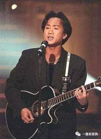 黄家驹的木吉他声音太漂亮了,悄悄伴随着人声,叮咚清脆婉转嗟叹,若有