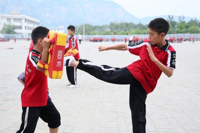 演武场上挥汗如雨,塔沟功夫小子全力备战"武林大会"