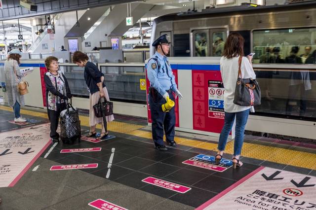 原创日本地铁车厢实拍:座位都是沙发座椅,为防痴汉设立女性专用车厢