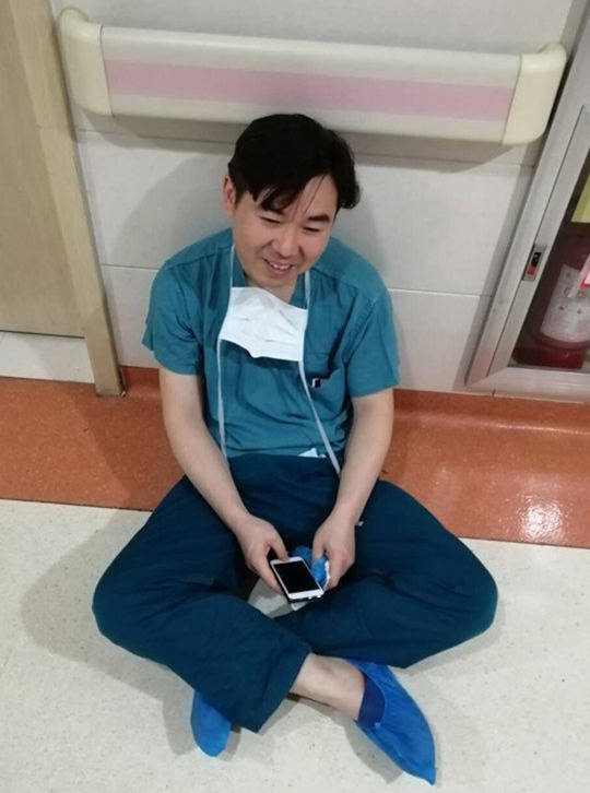 连做4台手术后,医生瘫坐在老婆病房门前 我的孩子正在抢救图片 45577 540x726