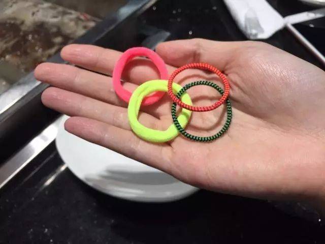 震惊|吃火锅看变脸脱美女衣服,爽到飞起