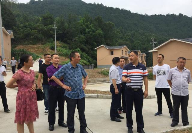 市人大代表视察石滩镇塔溪寺村移民安置点 在随后的座谈会上,市扶贫