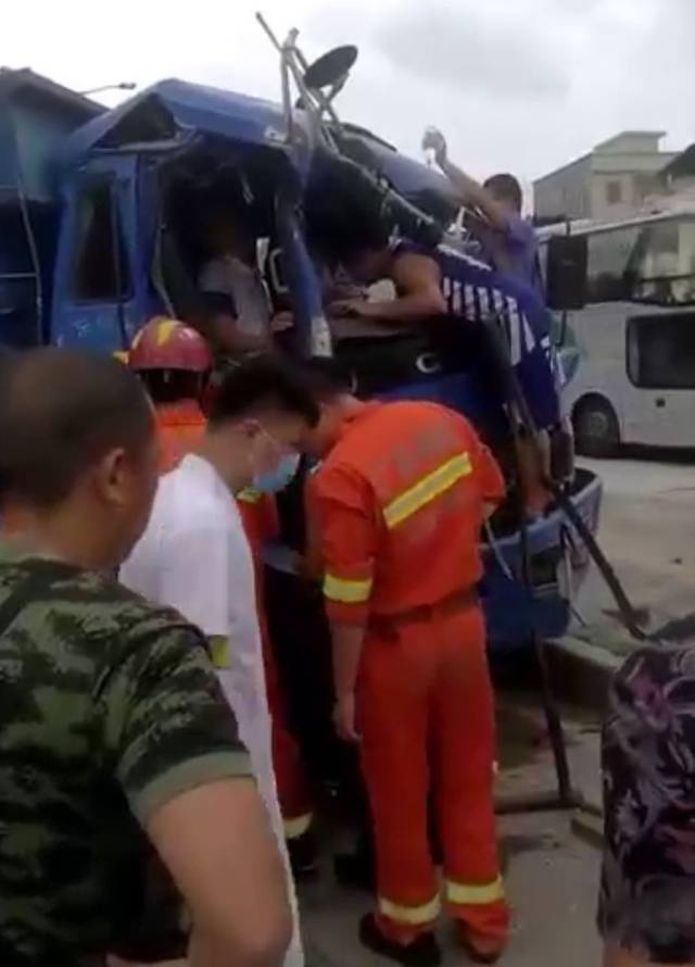 汕头某地发生车祸,车头严重变形,两人被困,现场.