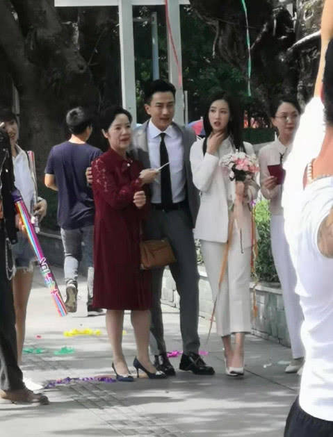 刘恺威和陈都灵民政局前手举结婚证拍戏,被围