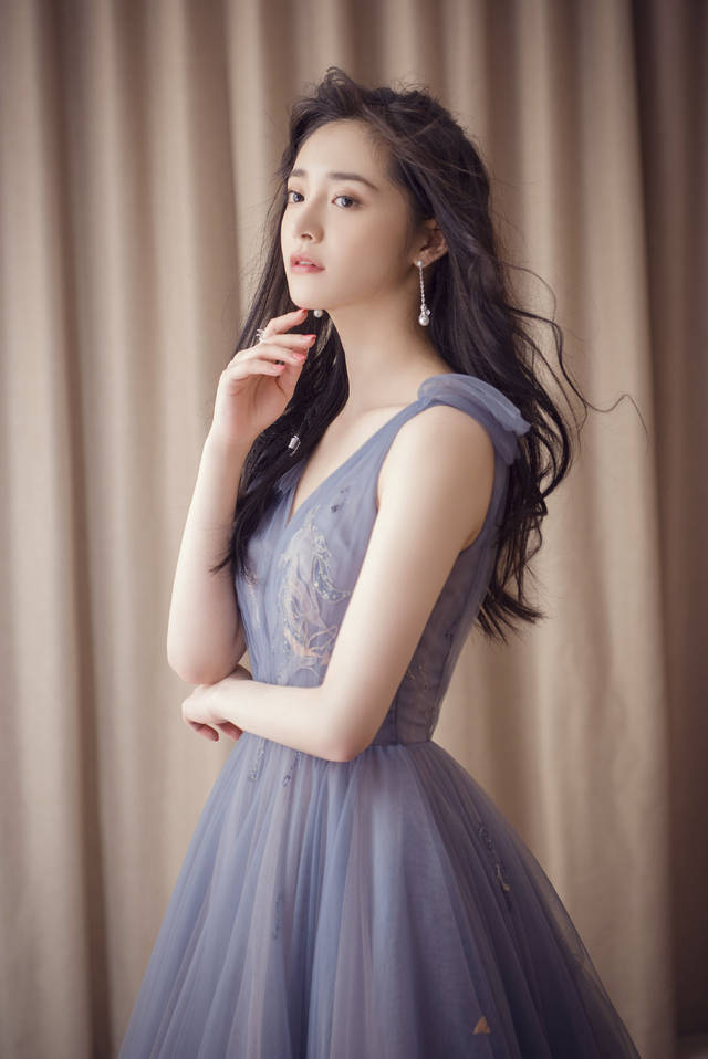甜美少女型女星周洁琼,裙装私服日常穿搭,我的搭配和歌声一样甜