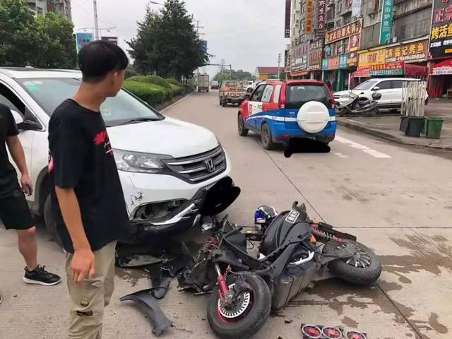 经济开发区一辆电动车撞上汽车,男子被甩飞