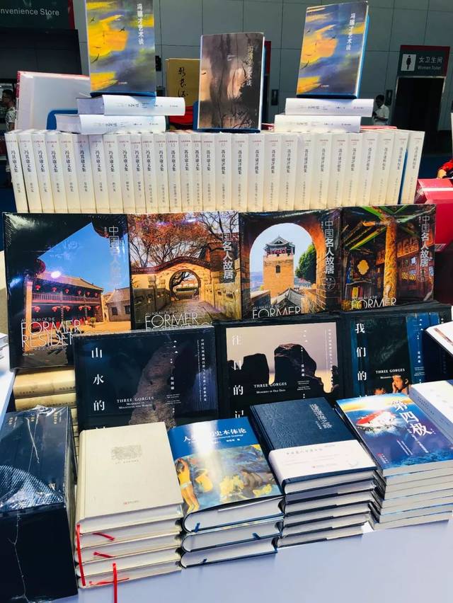 青岛出版集团展台都是重点推荐图书.