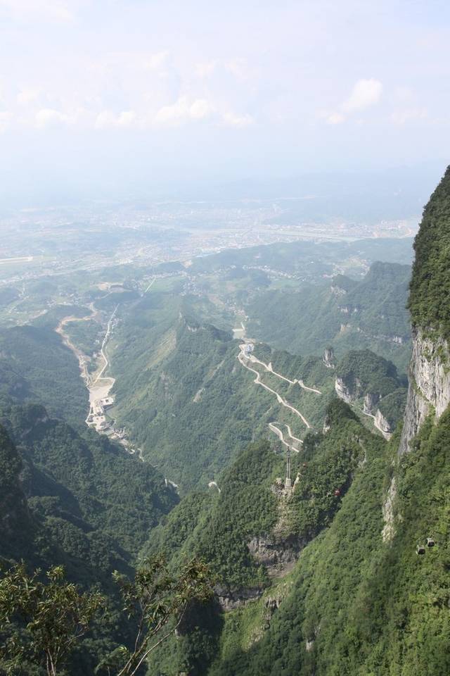 从天门山顶往下俯视山下