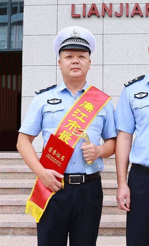 喜报!廉江公安局10名民警荣获"廉江最美警察"称号