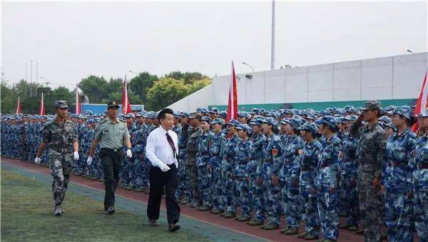 无奋斗,不青春!--学校隆重举行2018级学生军