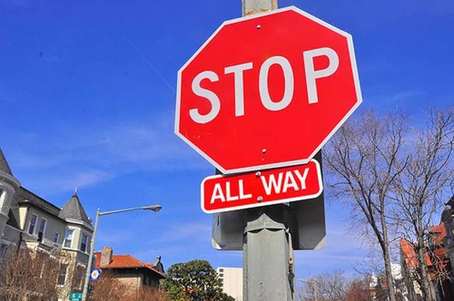 十字路口四面stop sign