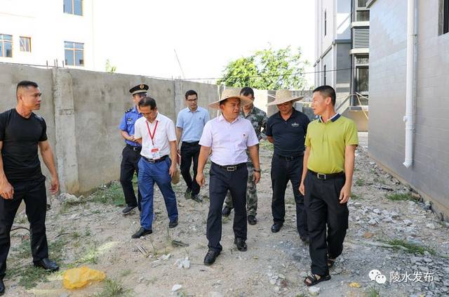 陵水政府县长李锋在英州镇现场指导拆违工作李锋在听取综合执法局和英
