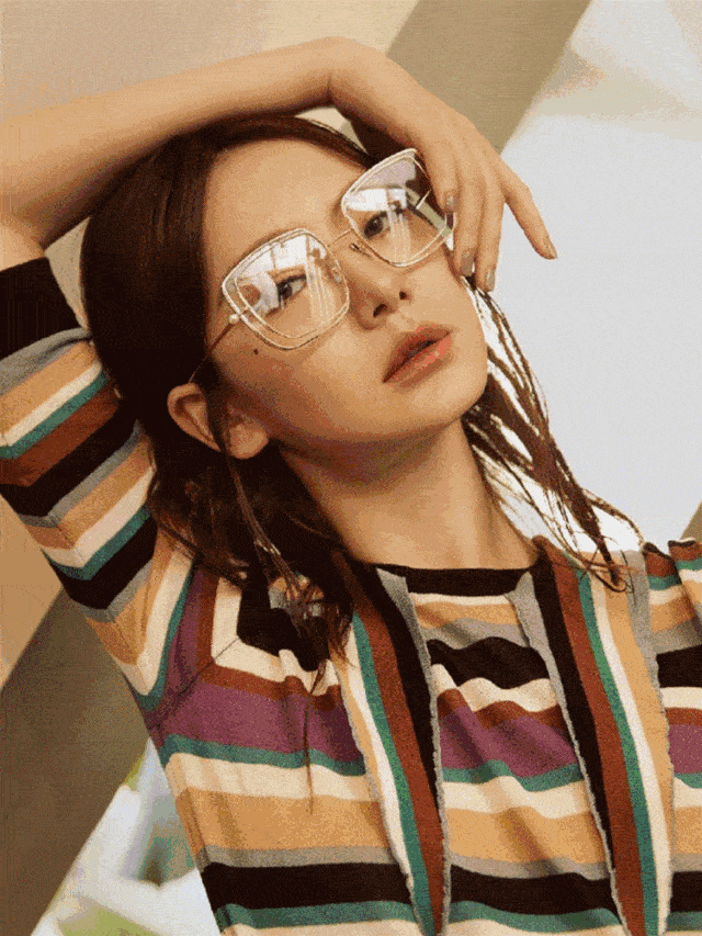 忍不住去网上扒了扒,发现这幅墨镜的来头可不小.