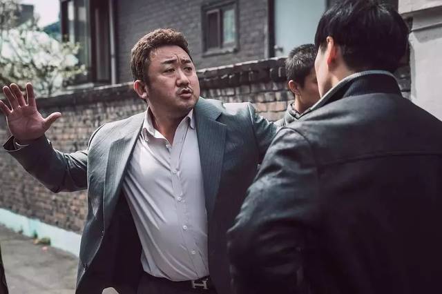 原创韩国最暴躁的大叔,又拍了部以暴制暴的爽片,顺便拿个票房冠军