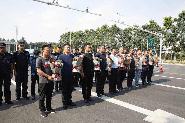 人民警察日 开封民警押解41名电诈嫌疑人回通许