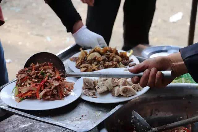 说真的,在这个丰衣足食的时代,没有人在意吃什么,喝什么,丧事也是亲朋