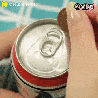 今天才知道,啤酒瓶盖上有个小机关,用手就能拧开,比开