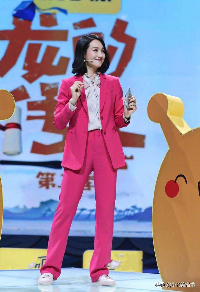 主持人朱丹37岁了穿亮粉色西装优雅吸睛搭微卷短发气质出众