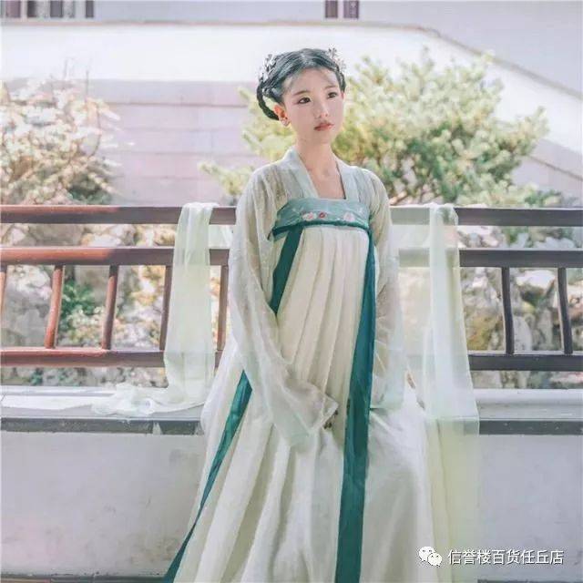 齐胸襦裙一般分为两种,一种是对襟齐胸襦裙,一种是交领齐胸襦裙,一般