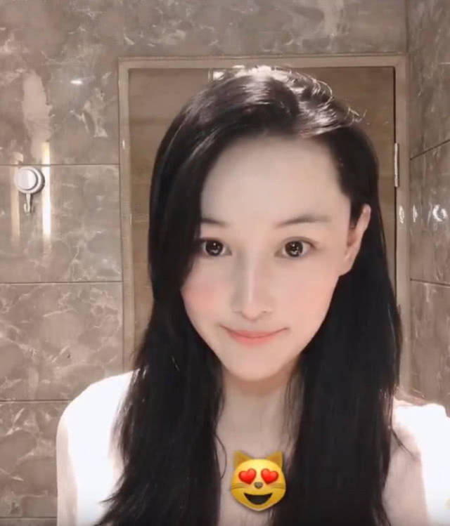 张馨予产女后身材已恢复,晒近照气色超好,使用超昂贵化妆品太壕