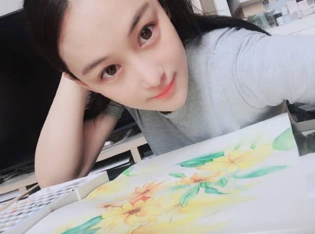 张馨予产女后身材已恢复,晒近照气色超好,使用超昂贵化妆品太壕