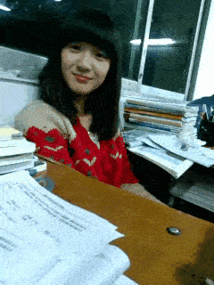 搞笑gif趣图有这么可爱的同学你还能安心学习吗