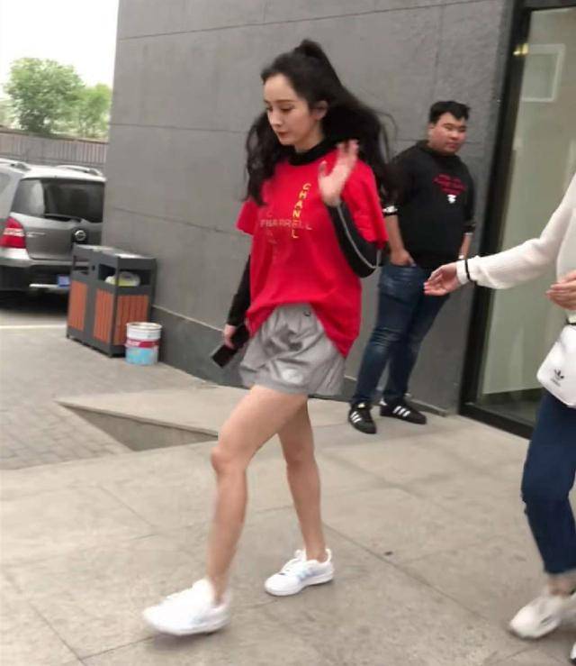 最吸引人眼球的,是杨幂穿的那条裤子.