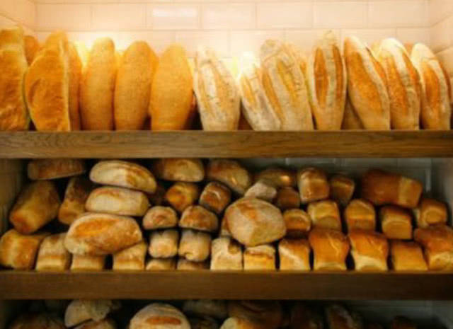 卖面包的商家称,这几种面包他们从来不买,都是我们常买的