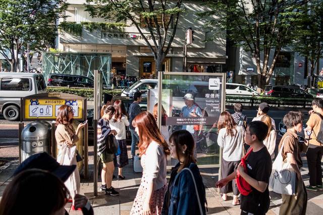 日本街头实拍:到处都很干净,露天马路也禁止吸烟,有人巡逻罚款