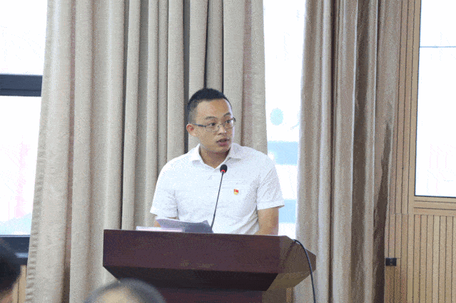 受表彰的十个先进基层党支部战斗堡垒和二十个优秀党员先锋旗帜:汇聚