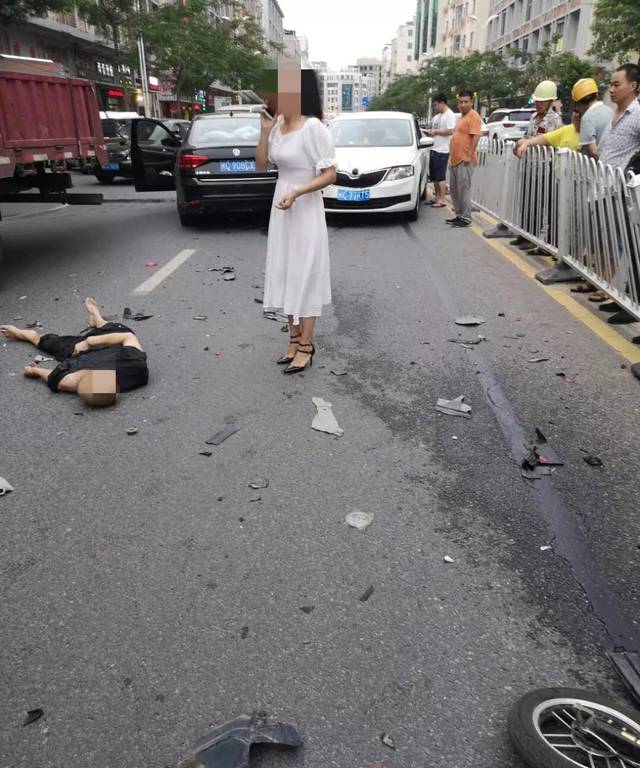 事故现场,肇事女司机脚穿高跟鞋