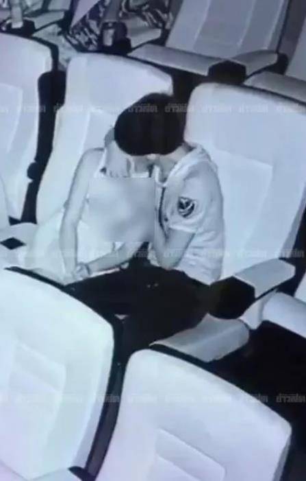 一男女电影院现场亲热,引发广大网友热议