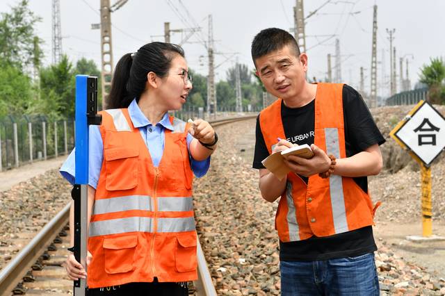 7月9日,中国铁路太原局集团有限公司大同工务段巡检员杨泽华准备穿