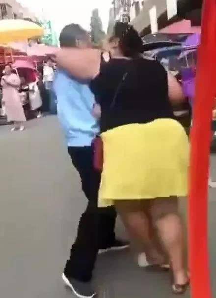 神吐槽:300斤女主播当街强吻七旬老大爷,这也算是性骚扰了吧?