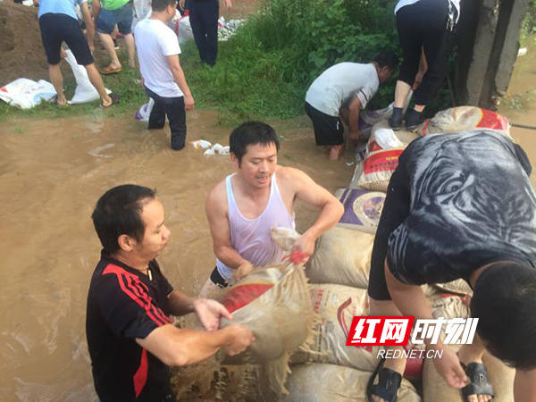 7月10日凌晨5点,祁东县河洲镇纪委兼职副书记雷仲辉与其他干部及群众