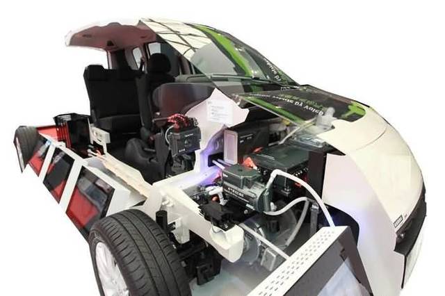 中融牌电动整车多角度解剖,可容易地看见发动机舱,车身侧围的构造结构