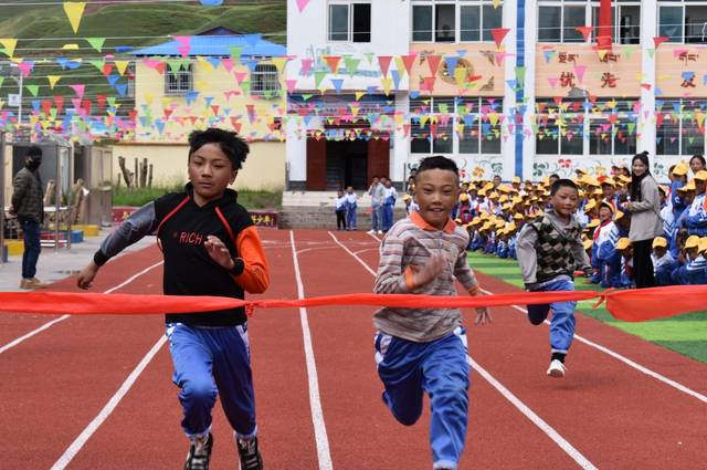 吉多乡小学开展首届夏季运动会