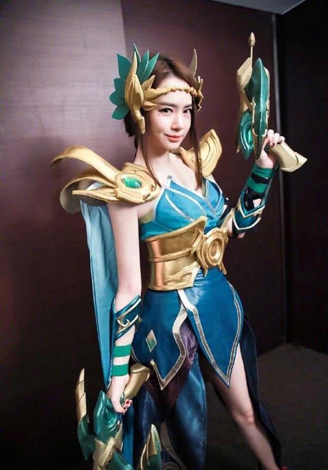 王者荣耀:虞姬云霓雀翎皮肤撞脸戚薇?侧脸神似,网友
