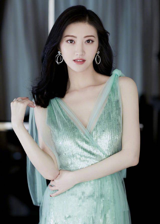 景甜"甜美到齁",一袭绿色吊带裙满屏女人味,3种风格显