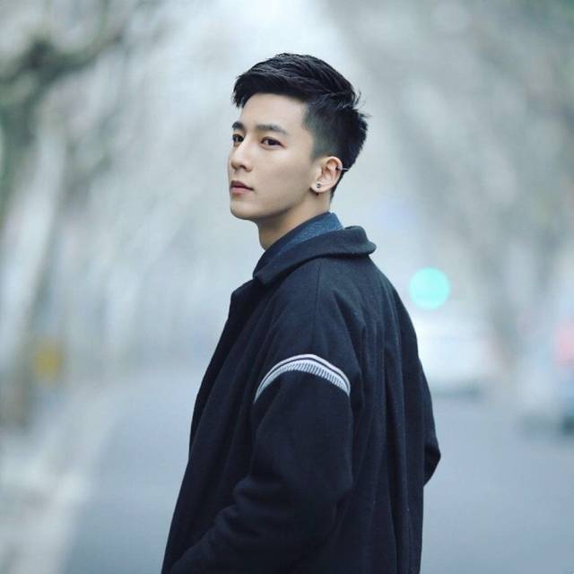 别说,最后那位留"鲻鱼头"发型的男生真的好帅