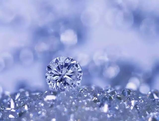 钻石是表达感情 最好的礼物 钻石是时尚生活 必需品 钻石是国际流行